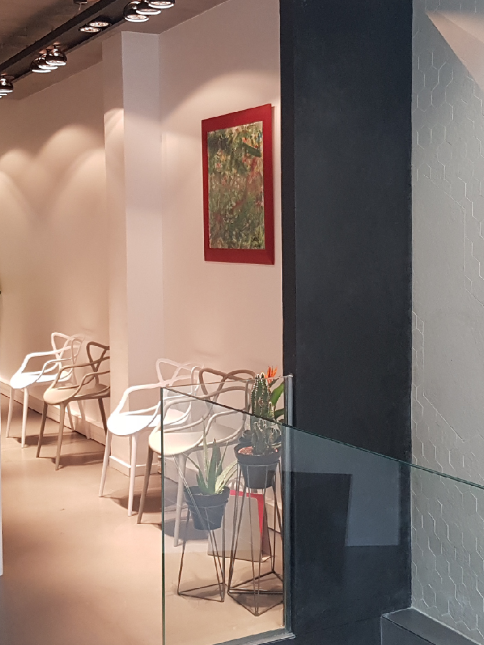 Table et chaise dans une pièce
