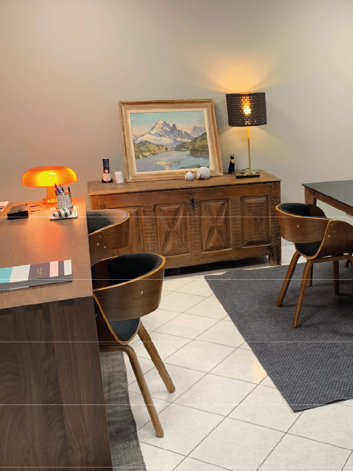 Table et chaise dans une pièce